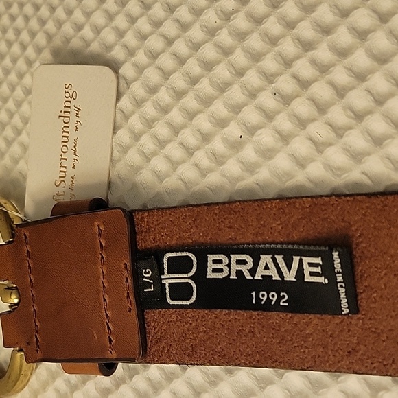 Elegant Brown Leather Belt with Gold Buckle - Picture 2 of 3